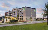 un gran edificio al lado de una carretera en Holiday Inn Express &amp; Suites Dallas Frisco NW Toyota Stdm by IHG, en Frisco
