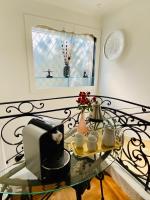 Zimmer mit einem Glastisch und einem TV. in der Unterkunft Villa Agrippa in Orange