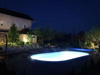Bazén v ubytovaní Charming apartment in Rakovica with shared pool - 35 sqm alebo v jeho blízkosti