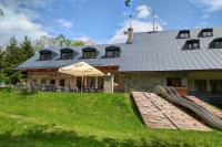 una casa con un edificio con un tobogán delante en ProFamily Hotel TOP Benecko, en Benecko