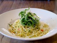 un plato blanco de pasta con verduras en la parte superior en ProFamily Hotel TOP Benecko, en Benecko