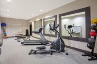 La Quinta by Wyndham Pasadena Northにあるフィットネスセンターまたはフィットネス設備