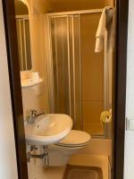 A bathroom at Pension Seeheim