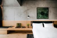 Łóżko lub łóżka w pokoju w obiekcie Nobu Hotel Warsaw
