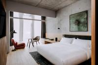 Łóżko lub łóżka w pokoju w obiekcie Nobu Hotel Warsaw