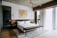 Łóżko lub łóżka w pokoju w obiekcie Nobu Hotel Warsaw