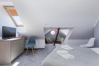 Zimmer mit einem Bett, 2 Stühlen und einem TV in der Unterkunft Willa Arielka in Rewal
