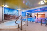 einem großen Pool mit Whirlpool in einem Gebäude in der Unterkunft Willa Arielka in Rewal