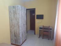 A television and/or entertainment centre at Hostal Virgen Del Rocío