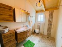 A bathroom at Apartments Edelweiß & Enzian - Gästehaus zum Fuchs