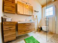 A bathroom at Apartments Edelweiß & Enzian - Gästehaus zum Fuchs