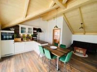 A kitchen or kitchenette at Apartments Edelweiß & Enzian - Gästehaus zum Fuchs
