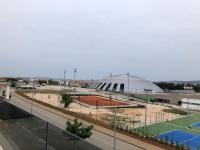 Tenis alebo squash v ubytovaní Luxury Majpruz Suites alebo jeho okolí