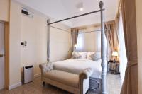 Ein Bett oder Betten in einem Zimmer der Unterkunft Noursabah Boutique Bed Bangkok