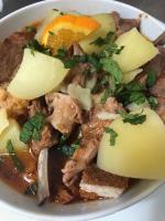 un tazón blanco de comida con carne y verduras en Varanda Do Alentejo, en Marvão