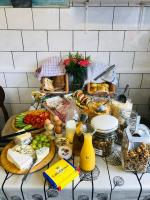 Døstrup Landevejskro & Motel في سكيربيك: طاولة عليها مجموعة من الطعام