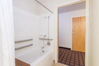 ein weißes Badezimmer mit Badewanne und Dusche in der Unterkunft Microtel Inn &amp; Suites by Wyndham Uncasville Casino Area in Uncasville