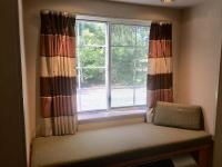ein Fenster mit einer Bank davor in der Unterkunft Microtel Inn &amp; Suites by Wyndham Uncasville Casino Area in Uncasville