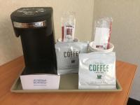 einen Tisch mit zwei Kaffeebeuteln und einer Kaffeemaschine in der Unterkunft Microtel Inn &amp; Suites by Wyndham Uncasville Casino Area in Uncasville