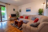 TV a/nebo společenská místnost v ubytování Cozy apartment near the sea