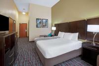 La Quinta by Wyndham Pasadena Northにあるベッド