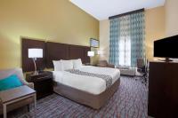 La Quinta by Wyndham Pasadena Northにあるテレビまたはエンターテインメントセンター