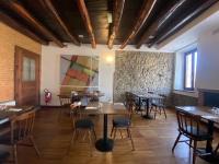 um restaurante com mesas e cadeiras em uma sala em Hotel La Locanda em Cadrezzate