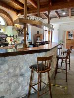 uma cozinha com um bar com cadeiras e um balcão em Hotel La Locanda em Cadrezzate