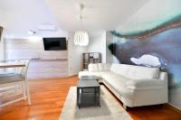 Televízia a/alebo spoločenská miestnosť v ubytovaní Bellevue Hill apartment