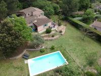 an aerial view of a house with a swimming pool in a yard at mas cantarello in Rognes