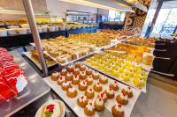 un buffet lleno de diferentes tipos de postres en Numa Konaktepe Hotel - All Inclusive, en Konaklı