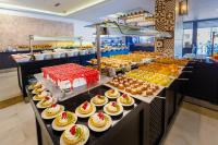 Un buffet con muchos pasteles y otros postres en exhibición. en Numa Konaktepe Hotel - All Inclusive, en Konaklı