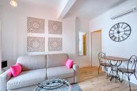 Coin salon dans l&#39;&eacute;tablissement Romantic and new apartment in the famous Rue Meynadier in the supercentre of Cannes