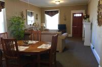 una sala de estar con una mesa y un sofá en Great Gorge Guesthouse - Walk to the Falls, the Casino and all Downtown Restaurants - Across from the Aquarium, en Niagara Falls
