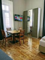 TV a/nebo společenská místnost v ubytování 108 Studio Apartment Alexandria 30m2