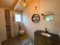 A bathroom at Apartments Edelweiß & Enzian - Gästehaus zum Fuchs