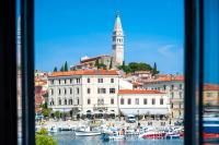 Nespecifikovaný výhled na destinaci Rovinj nebo výhled na město při pohledu z apartmánu