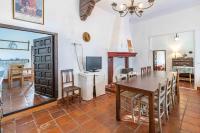 Televízia a/alebo spoločenská miestnosť v ubytovaní Apartamentos Rurales Las Caleras