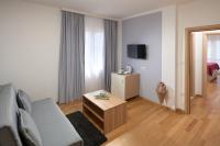 Televízia a/alebo spoločenská miestnosť v ubytovaní Hotel Fortuna