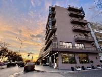Un edificio con coches aparcados delante. en Hotel Erika, en Alexandroupoli