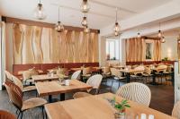un restaurante con mesas y sillas de madera en Hotel Villa Bodeblick, en Schierke