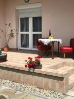 Patio alebo iná vonkajšia časť ubytovania Betti
