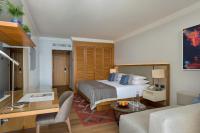 ein Hotelzimmer mit einem Bett und einem Wohnzimmer in der Unterkunft Royal Beach Eilat by Isrotel Exclusive in Eilat