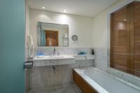 ein Badezimmer mit Badewanne und Waschbecken in der Unterkunft Royal Beach Eilat by Isrotel Exclusive in Eilat