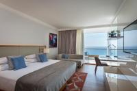 ein Hotelzimmer mit Bett und Blick aufs Meer in der Unterkunft Royal Beach Eilat by Isrotel Exclusive in Eilat
