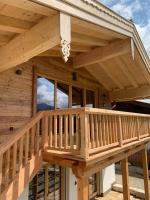 Balkón nebo terasa v ubytování Chalet BERGSUCHT in Ruhpolding Bayern, Traumlage am sonnigen Südhang, kostenlose Parkplätze, schnelles WLAN, ruhige Sackgasse, NETFLIX inklusive