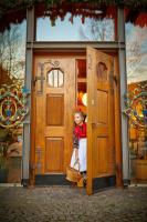 Ein kleines Mädchen steht in einer Tür in der Unterkunft Hotel Landgraf in Schwalmstadt