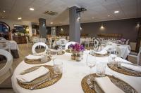 Un comedor con mesas blancas y sillas blancas. en Savoy, en Alcoy