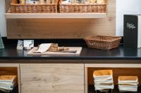 Rossleithen古特恩哈根假日酒店的桌子上的柜台,上面有盘子