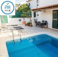 Casa con piscina, mesa y sillas en Help Yourself Hostels - Carcavelos Coast, en Carcavelos